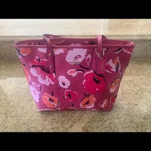 Beautiful brand new without tags Coach bag it’s a great size